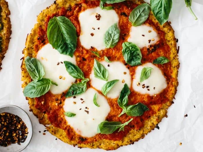 Receita de pizza com massa de couve-flor