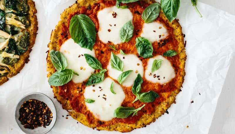 Receita de pizza com massa de couve-flor