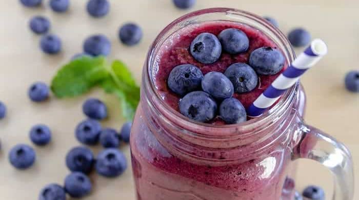 Receita de smoothie de mirtilo ou frutas vermelhas
