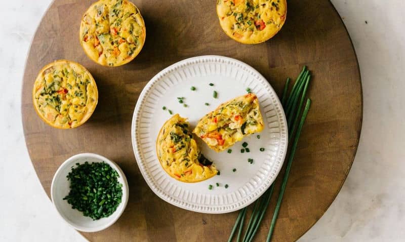 mini quiches raw com vegetais