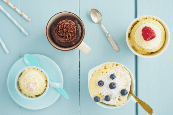 Receita de bolo de caneca com framboesa e calda de cacau