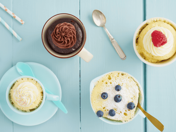 Receita de bolo de caneca com framboesa e calda de cacau