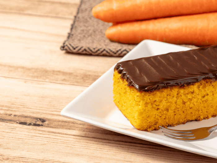 Receita de bolo de cenoura integral com cobertura
