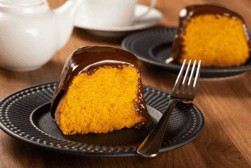 Bolo de cenoura com calda de cacau